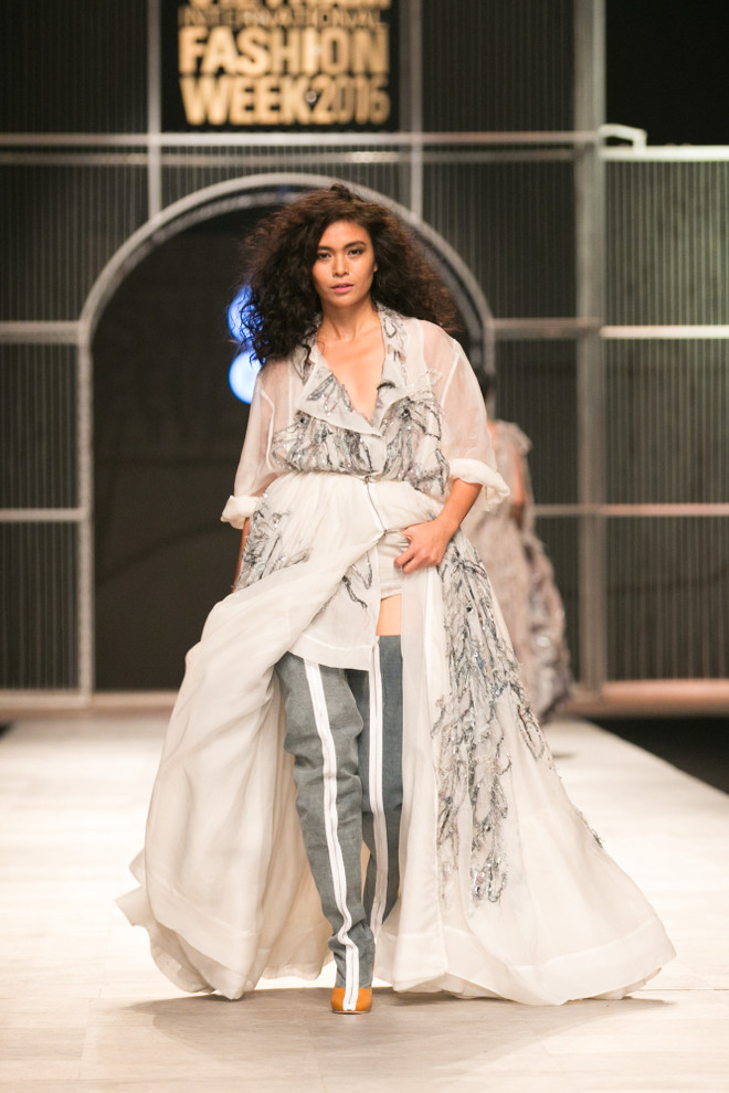 Mâu Thủy phá cách với thời trang đường phố của thương hiệu Ôchê ảnh 24