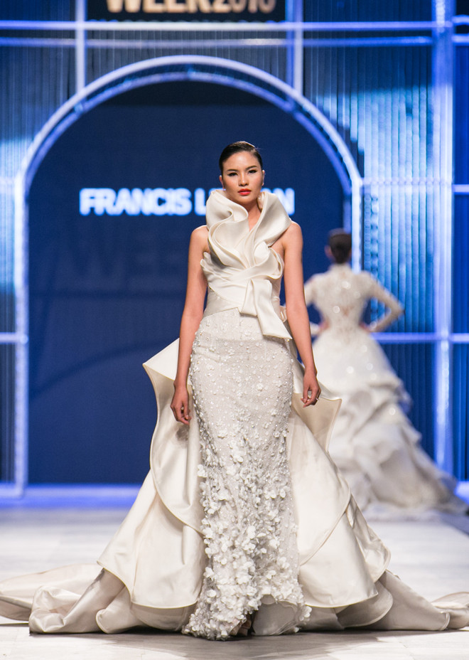 Những chiếc đầm lộng lẫy, ấn tượng của nhà thiết kế Francis Libiran ảnh 12