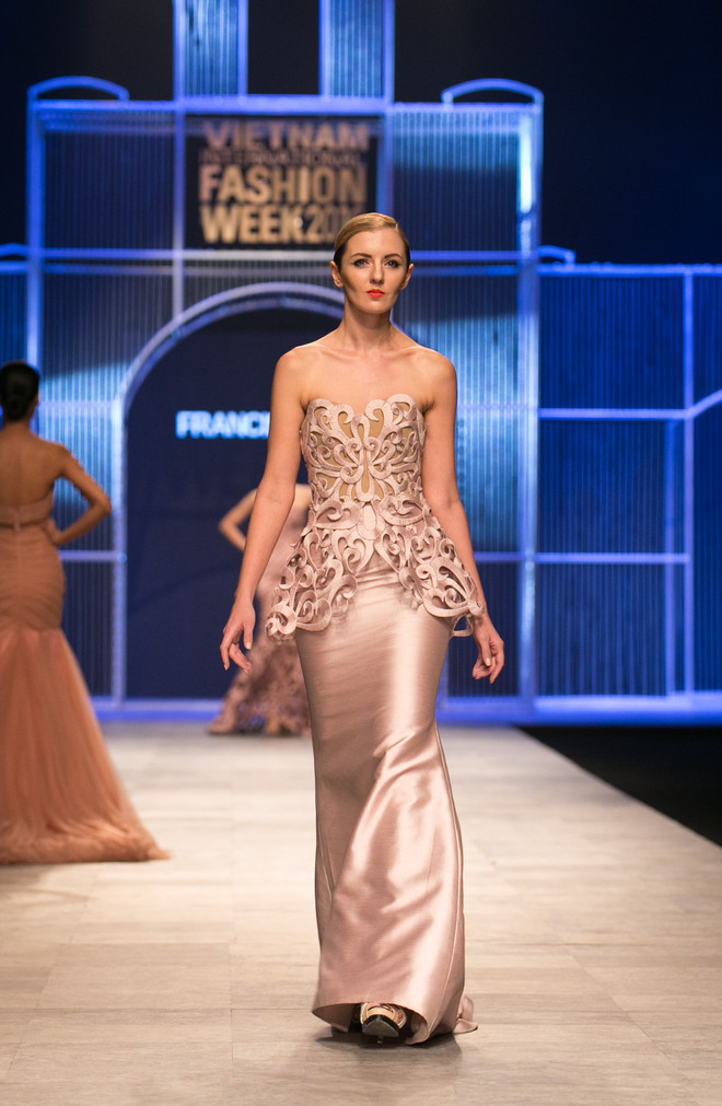 Những chiếc đầm lộng lẫy, ấn tượng của nhà thiết kế Francis Libiran ảnh 5