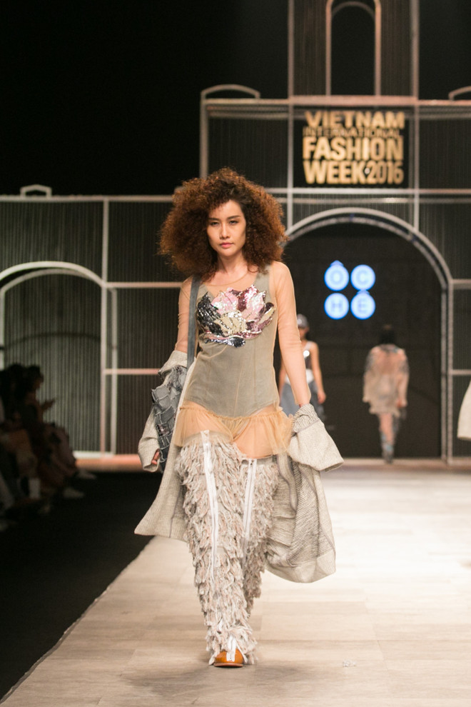 Mâu Thủy phá cách với thời trang đường phố của thương hiệu Ôchê ảnh 15