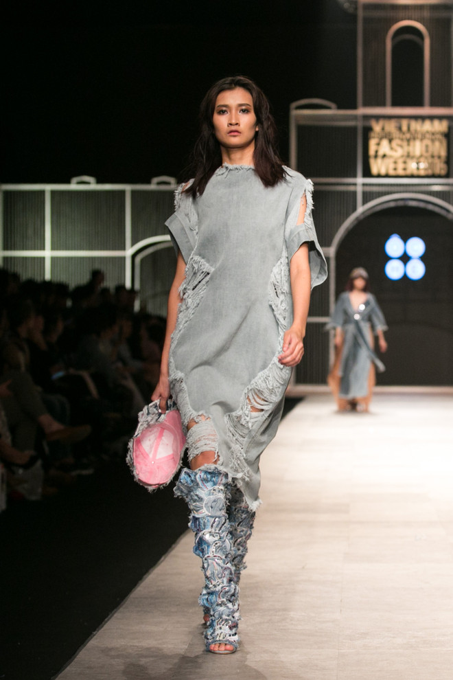 Mâu Thủy phá cách với thời trang đường phố của thương hiệu Ôchê ảnh 18