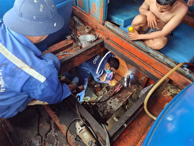 Hỗ trợ ngư dân khắc phục sự cố tàu cá. (Ảnh minh họa. Nguồn: TTXVN phát) Giúp ngư dân sửa tàu cá bị hỏng máy trên vùng biển Trường Sa ảnh 1