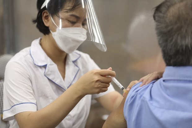 Tiêm vaccine ngừa COVID-19. (Nguồn: TTXVN) Tình hình dịch COVID-19 tuần qua: Số ca mắc mới cao nhất 4 tháng ảnh 2