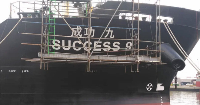 Tàu chở dầu Singapore thoát nạn sau khi bị cướp biển tấn công. (Nguồn: Mothership) Cướp biển bỏ trốn sau khi đánh cắp hàng hóa trên tàu chở dầu Singapore ảnh 1