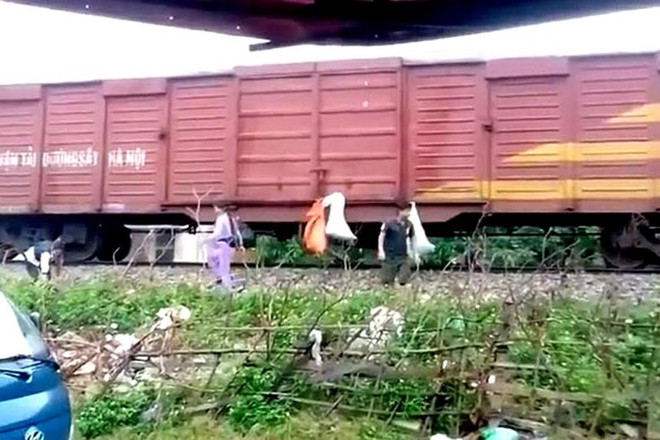 Hà Tĩnh xử phạt hành chính các đối tượng treo rác lên các toa tàu ảnh 1