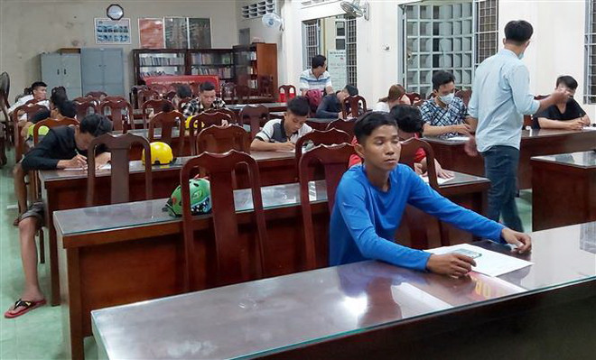 Một thiếu tá bị thương nặng trong lúc ngăn chặn đua xe trái phép ảnh 1