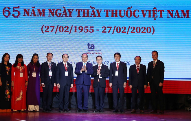 Thủ tướng tri ân các 'chiến sỹ áo trắng' trên mặt trận chống dịch ảnh 1