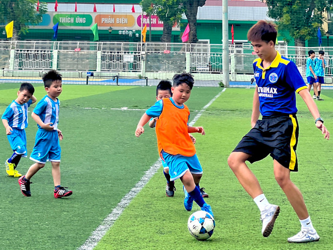 Chơi bóng đá giúp các bé phát triển thể chất, tránh thụ động, béo phì. (Ảnh: NatrumaxStarFootball) 441529886_122120596352270250_2155743534164147075_n 2.jpg