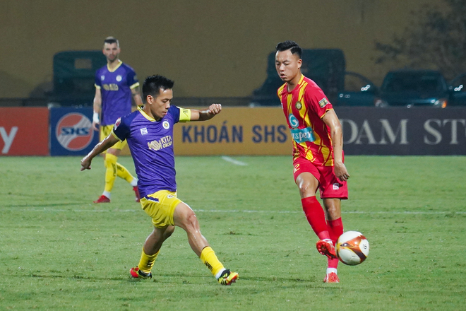 Thái Sơn (phải) càng chơi càng hay trong màu áo Đông Á Thanh Hóa. (Ảnh: Việt Anh/Vietnam+) vnp_5.png