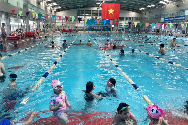 Bơi lội giúp trẻ em khỏe tim mạch, phát triển xương và cơ bắp. (Ảnh: Việt Anh/Vietnam+) vnp_boi.png