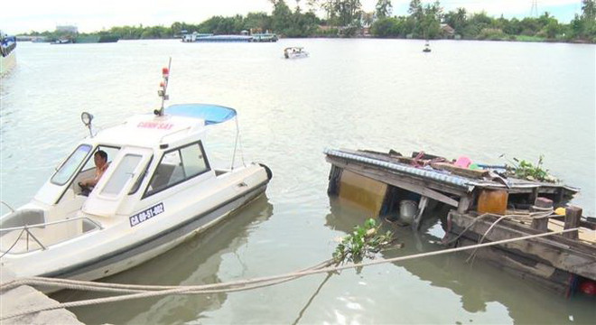 Bơm hút hàng chục ngàn lít axít trên thuyền bị chìm dưới sông Đồng Nai ảnh 1
