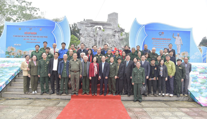 Các đại biểu chụp ảnh cùng các cựu chiến binh. (Ảnh: Vũ Hoàng Giang/TTXVN) Kỷ niệm 70 năm Ngày Bác Hồ tặng thơ thanh niên xung phong ảnh 1