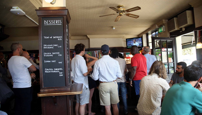 Cổ động viên Anh ăn mừng như thể đội tuyển đã vô địch World Cup ảnh 1