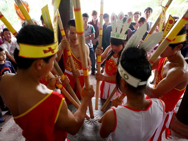 Kiều bào xúc động khi hành hương về đất mẹ, quê cha ảnh 1