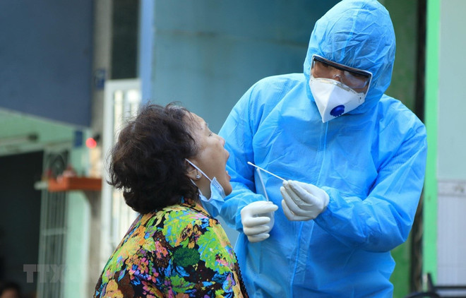 Lấy mẫu xét nghiệm cho người dân Thành phố Hồ Chí Minh. (Ảnh: Đinh Hằng/TTXVN) 'TP.HCM chủ động tầm soát lây nhiễm trong giai đoạn bình thường mới' ảnh 1