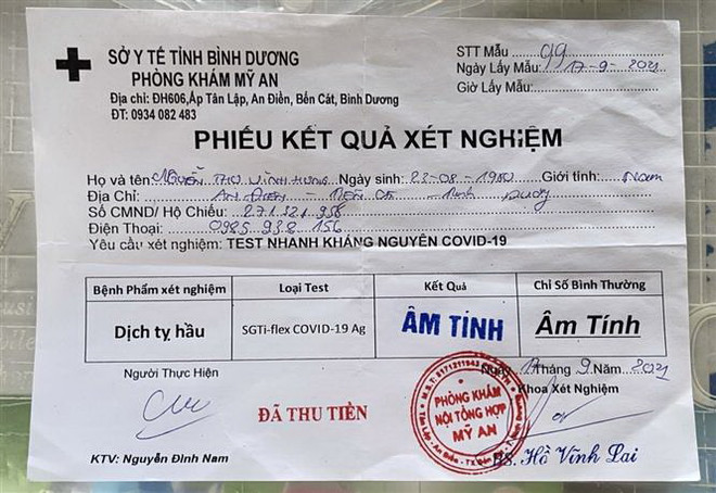 Hình ảnh giấy xét nghiệm cũ đã chỉnh sửa của lái xe Chiệu và người đi cùng. (Ảnh: TTXVN phát) Bình Dương: Lái xe sửa giấy xét nghiệm bị phát hiện mắc COVID-19 ảnh 1