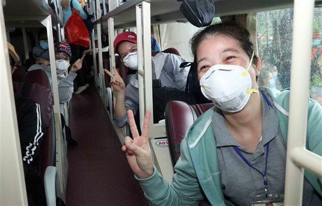 Các tình nguyện viên tôn giáo lên đường hỗ trợ tuyến đầu chống dịch hồi cuối tháng Bảy. (Ảnh: Xuân Khu/TTXVN) Tình nguyện viên tôn giáo ở TP.HCM hỗ trợ tuyến đầu chống dịch ảnh 1