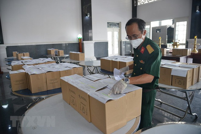 Các cán bộ Bộ Tư lệnh TP Hồ Chí Minh kiểm tra tro cốt người mắc bệnh COVID-19 tử vong tại Nhà tang lễ Thành phố Hồ Chí Minh trước khi giao về nhà cho thân nhân. (Ảnh: Mạnh Linh/TTXVN) Cảnh giác thủ đoạn lừa đảo nhận tiền xử lý tro cốt nạn nhân COVID-19 ảnh 1
