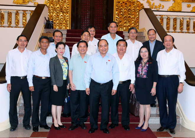 Thủ tướng Nguyễn Xuân Phúc với các đại biểu. (Ảnh: Thống Nhất/TTXVN) Thủ tướng: Sóc Trăng cần quy hoạch phát triển gắn với biến đổi khí hậu ảnh 1