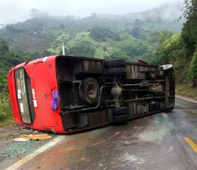 Liên tiếp xảy ra hai vụ lật xe trên Quốc lộ 6 đoạn qua tỉnh Sơn La ảnh 2