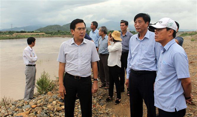 Đoàn công tác của Ủy ban Nhân dân tỉnh Ninh Thuận kiểm tra an toàn bờ đê sông Dinh trước khi bão đổ bộ. (Ảnh: Công Thử/TTXVN) Các địa phương khẩn trương triển khai biện pháp phòng, chống bão số 9 ảnh 2