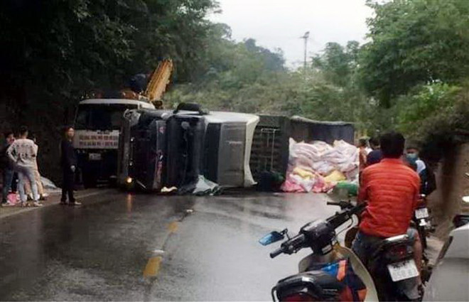 Liên tiếp xảy ra hai vụ lật xe trên Quốc lộ 6 đoạn qua tỉnh Sơn La ảnh 1