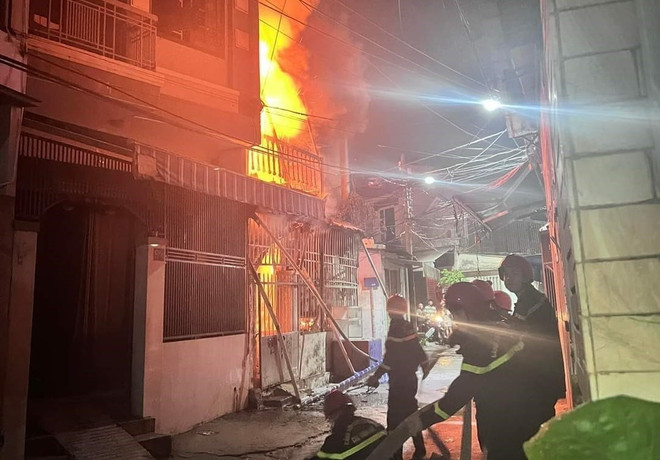 Lực lượng Phòng cháy Chữa cháy triển khai phương án chữa cháy. (Ảnh: TTXVN phát) Đà Nẵng: Cháy nhà 2 tầng trong đêm, cứu nạn thành công 6 người ảnh 1