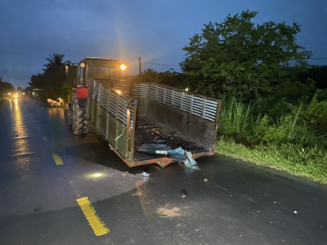 Hiện trường vụ tai nạn, phía sau rơ-moóc của xe máy kéo bị hư hỏng. (Ảnh: TTXVN phát) Tây Ninh: Tai nạn giữa ôtô và xe công nông kéo rơmoóc, 1 người chết ảnh 2