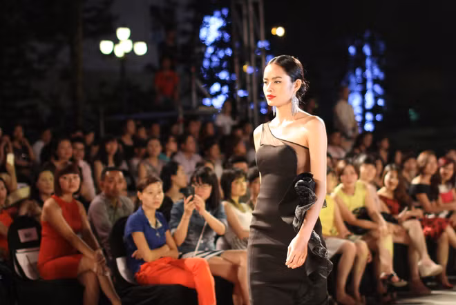 [Photo] Những “Bông hồng nước Pháp” sải bước ở Đẹp Fashion Runway ảnh 9