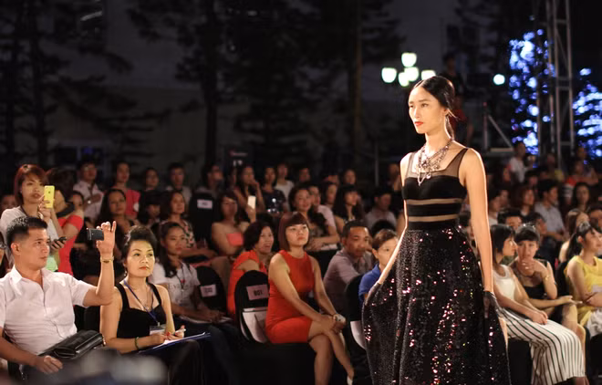 [Photo] Những “Bông hồng nước Pháp” sải bước ở Đẹp Fashion Runway ảnh 13