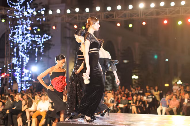 [Photo] Những “Bông hồng nước Pháp” sải bước ở Đẹp Fashion Runway ảnh 17