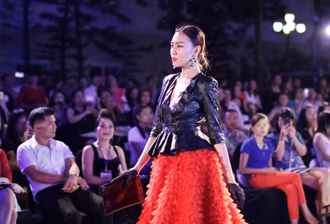 [Photo] Những “Bông hồng nước Pháp” sải bước ở Đẹp Fashion Runway ảnh 2