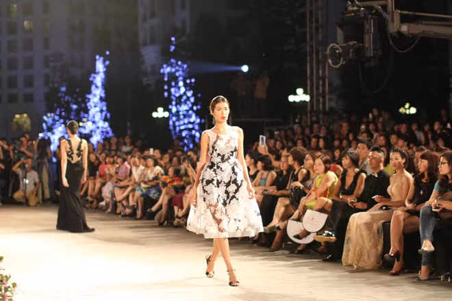 [Photo] Những “Bông hồng nước Pháp” sải bước ở Đẹp Fashion Runway ảnh 12