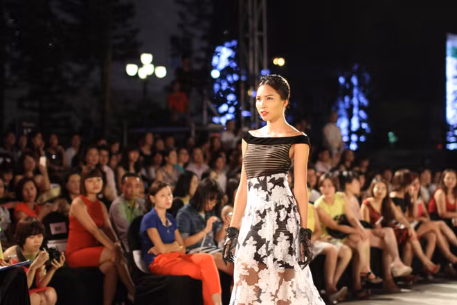 [Photo] Những “Bông hồng nước Pháp” sải bước ở Đẹp Fashion Runway ảnh 10