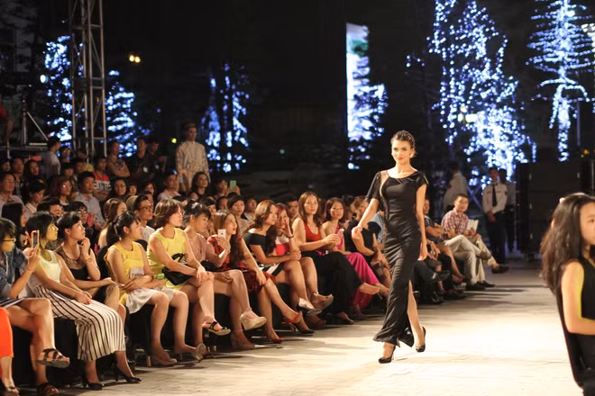 [Photo] Những “Bông hồng nước Pháp” sải bước ở Đẹp Fashion Runway ảnh 15