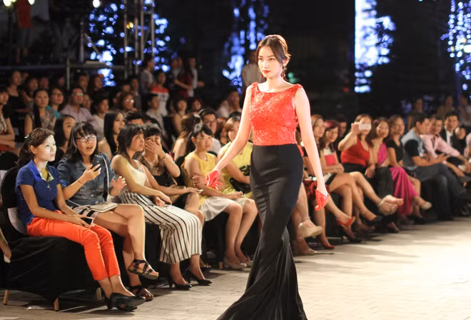 [Photo] Những “Bông hồng nước Pháp” sải bước ở Đẹp Fashion Runway ảnh 8