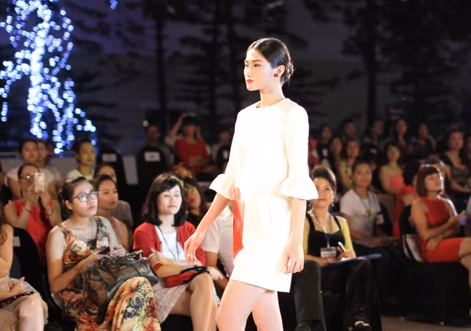 [Photo] Những “Bông hồng nước Pháp” sải bước ở Đẹp Fashion Runway ảnh 4