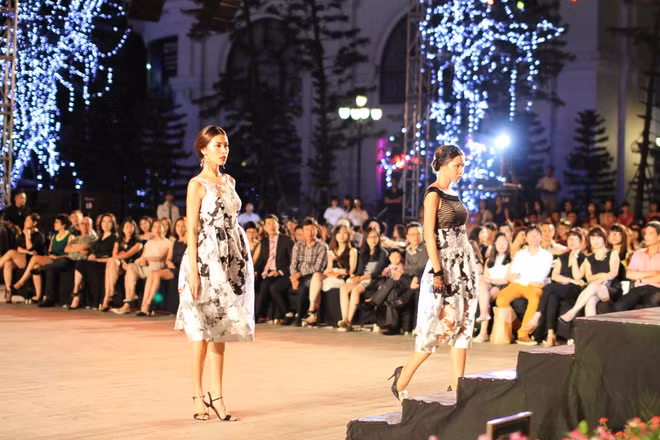 [Photo] Những “Bông hồng nước Pháp” sải bước ở Đẹp Fashion Runway ảnh 14