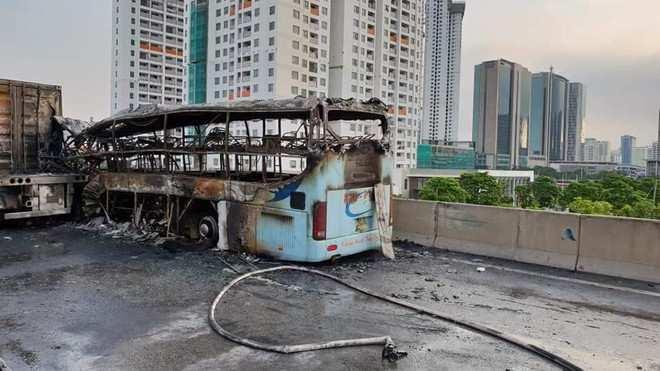 Xe khách bốc cháy dữ dội trên đường vành đai 3, một người tử vong ảnh 1