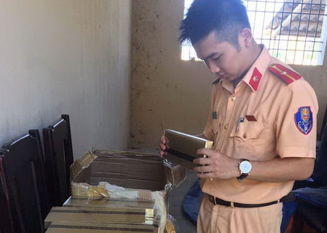 Bắt giữ xe ôtô vận chuyển gần 1.000 bao thuốc lá ngoại nhập lậu ảnh 1