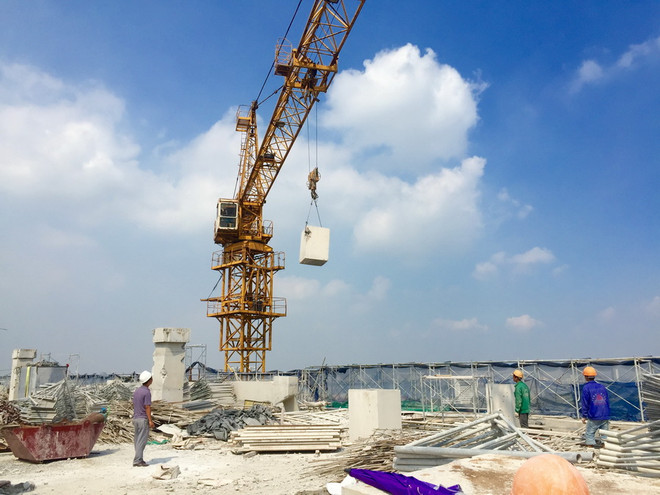 Vận chuyển bêtông từ tầng 19 tòa nhà 8B Lê Trực xuống mặt đất. (Ảnh: Minh Nghĩa/Vietnam+) Hà Nội hoàn thành phá dỡ giai đoạn 1 công trình 8B Lê Trực ảnh 2