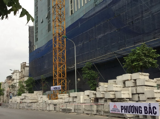 Bêtông sau khi cắt khúc đã được vận chuyển từ tầng 19 tòa nhà 8B Lê Trực xuống mặt đất. (Ảnh: Minh Nghĩa/Vietnam+) Hà Nội hoàn thành phá dỡ giai đoạn 1 công trình 8B Lê Trực ảnh 1