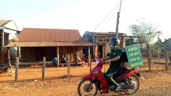 Chiến sỹ biên phòng chở theo thùng loa tuyên truyền phòng chống dịch COVID-19 đã quen thuộc với người dân vùng biên giới. (Ảnh: Hồng Điệp/TTXVN) 'Tiếng loa biên phòng' - sáng tạo trong cách tuyên truyền phòng dịch ảnh 2