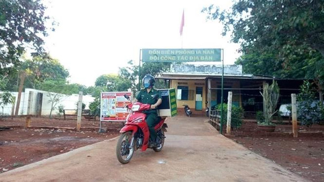 Mô hình 'Tiếng loa biên phòng' đã được nhân rộng tại một số đơn vị lân cận. (Ảnh: Hồng Điệp/TTXVN) 'Tiếng loa biên phòng' - sáng tạo trong cách tuyên truyền phòng dịch ảnh 1