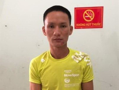 Đối tượng Đậu Đức Mười tại cơ quan điều tra. (Ảnh: TTXVN) Di lý nghi can gây ra vụ giết người, cướp tài sản ở phòng trọ ảnh 1