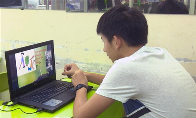 Học sinh ôn bài online tại nhà. (Ảnh: Xuân Triệu/TTXVN) Tuyển sinh đại học: Chuẩn bị nhiều phương án để đảm bảo chất lượng ảnh 2