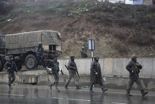 Binh sỹ Ấn Độ gác gần hiện trường vụ tấn công tại Jammu và Kashmir. (Nguồn: THX/TTXVN) Trả đũa vụ khủng bố, Ấn Độ triển khai chiến dịch cô lập Pakistan ảnh 1