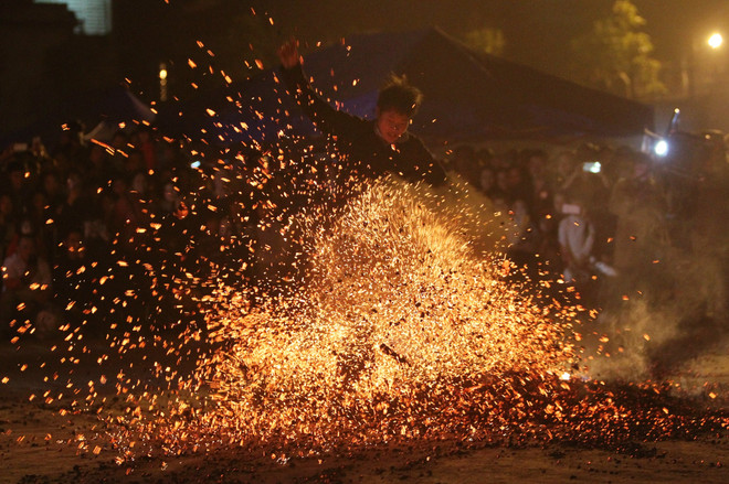 Xem các chàng trai Dao Đỏ can đảm nhảy vào đống than đỏ rực ảnh 1