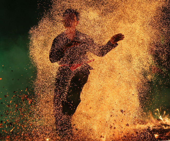 Xem các chàng trai Dao Đỏ can đảm nhảy vào đống than đỏ rực ảnh 2