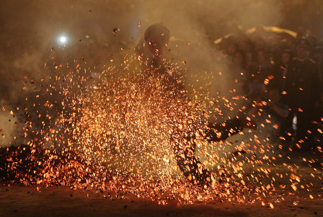 Xem các chàng trai Dao Đỏ can đảm nhảy vào đống than đỏ rực ảnh 4